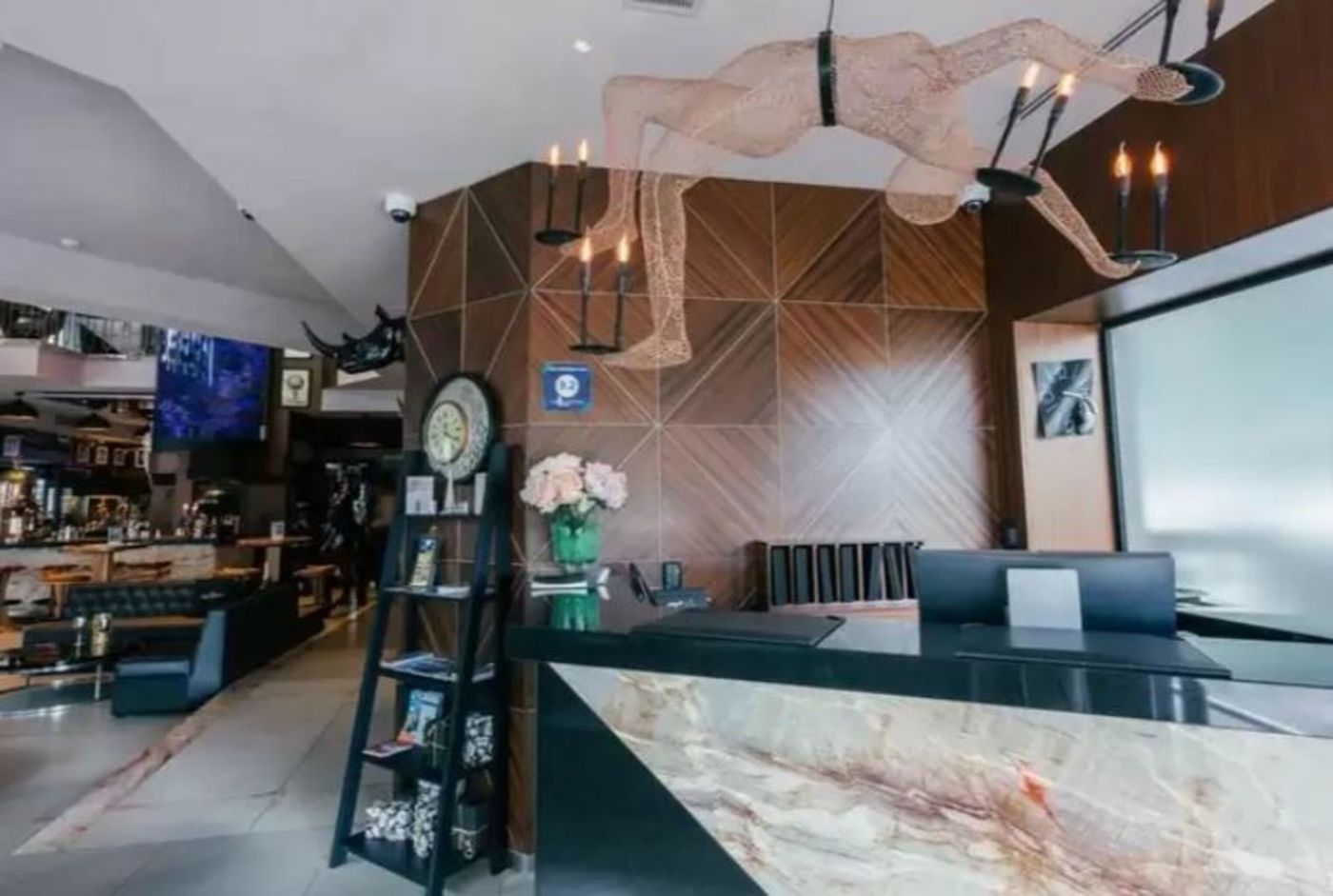 Hugo-s-Boutique-Hotel-Lobby-30