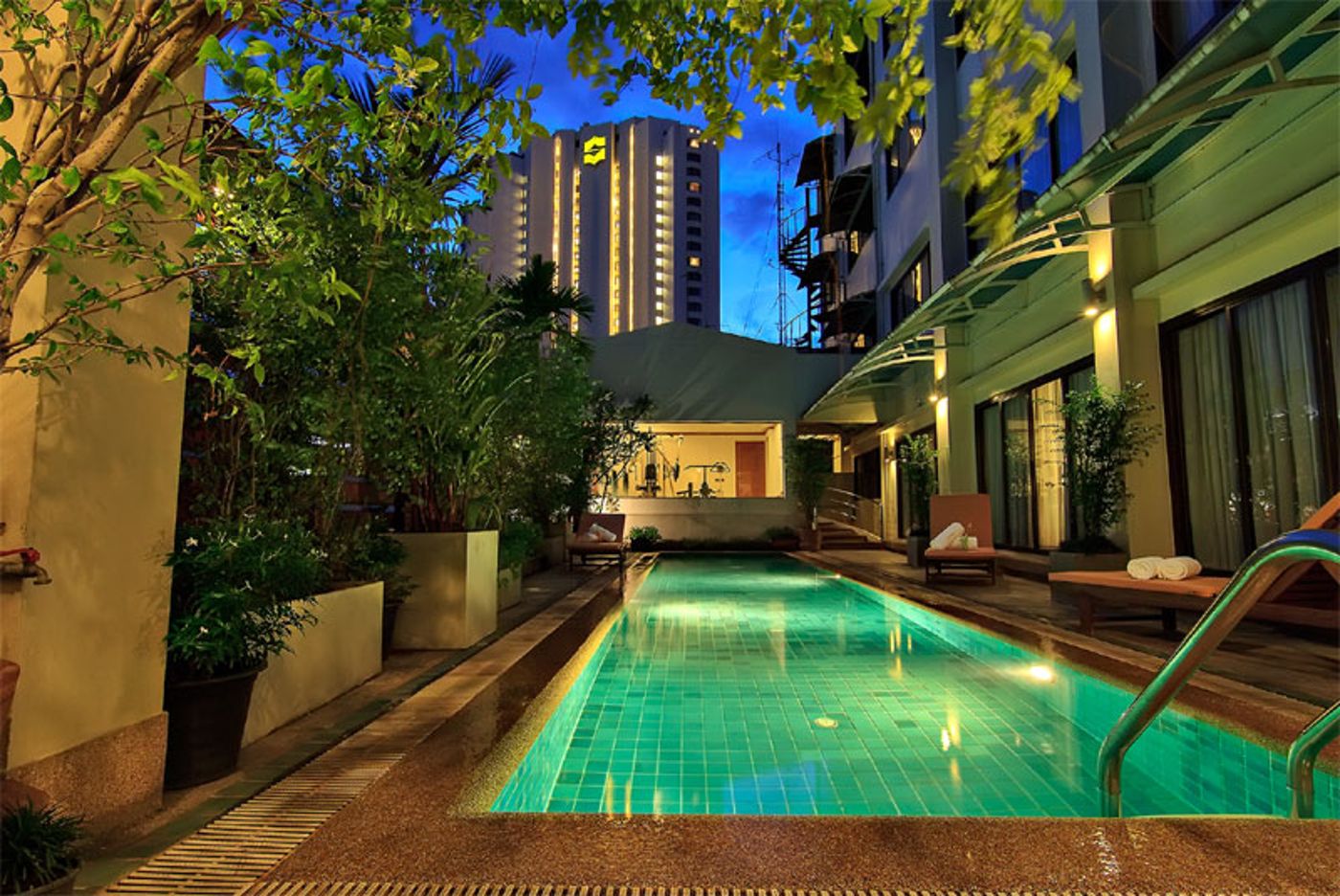 Bossotel-Inn-Bangkok-Pool-4