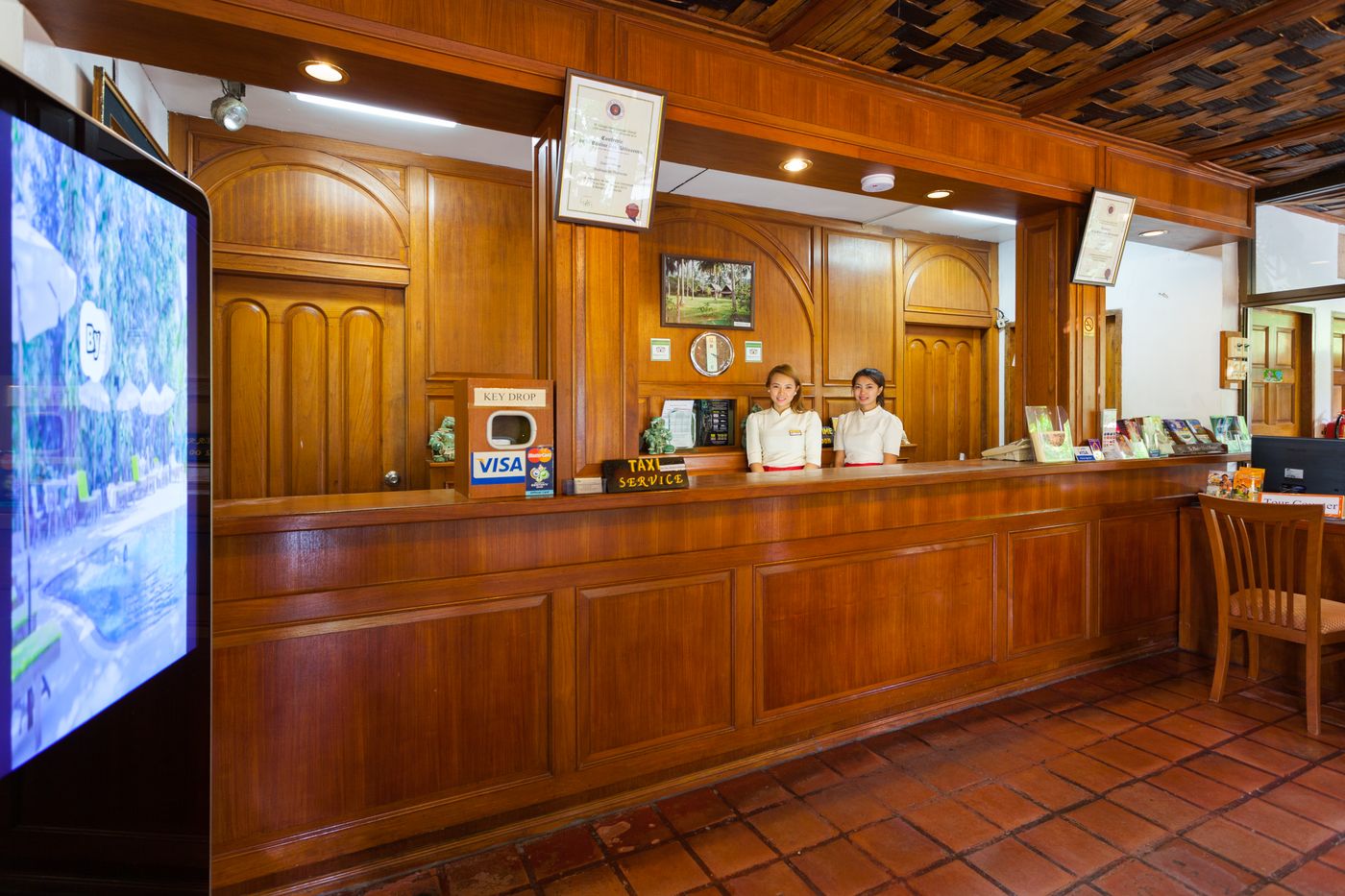 Tropica-Bungalow-Hotel-Lobby-62