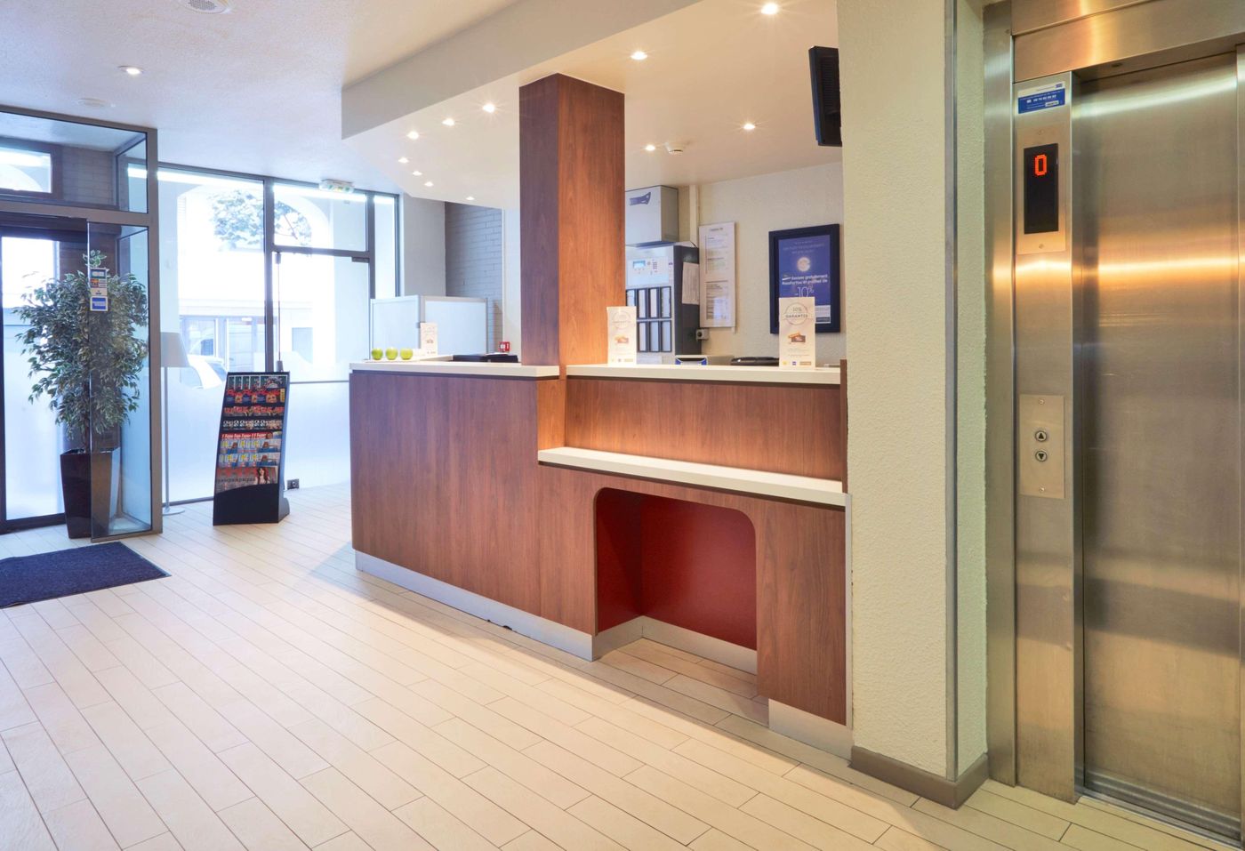 Campanile-Paris-Ouest---Levallois-Perret-Lobby-2