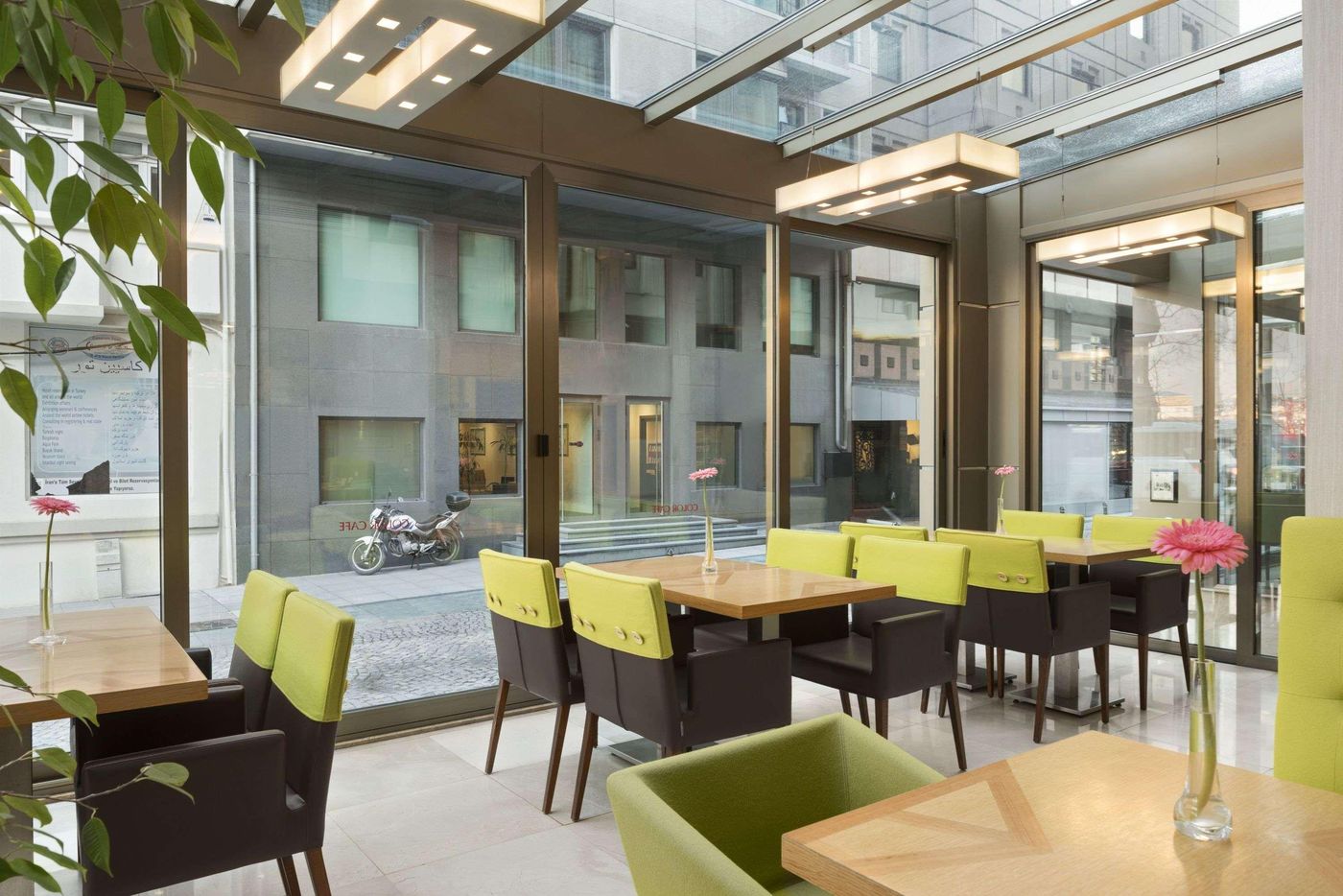 Ramada-Istanbul-Taksim-Lobby-8