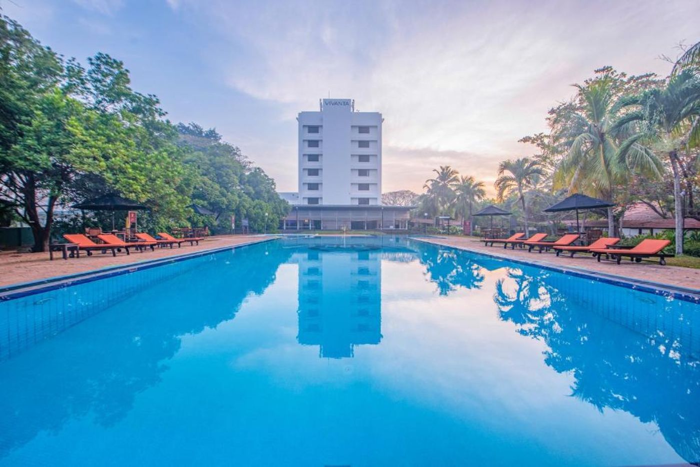 Vivanta-Colombo-Airport-Garden-Pool-3