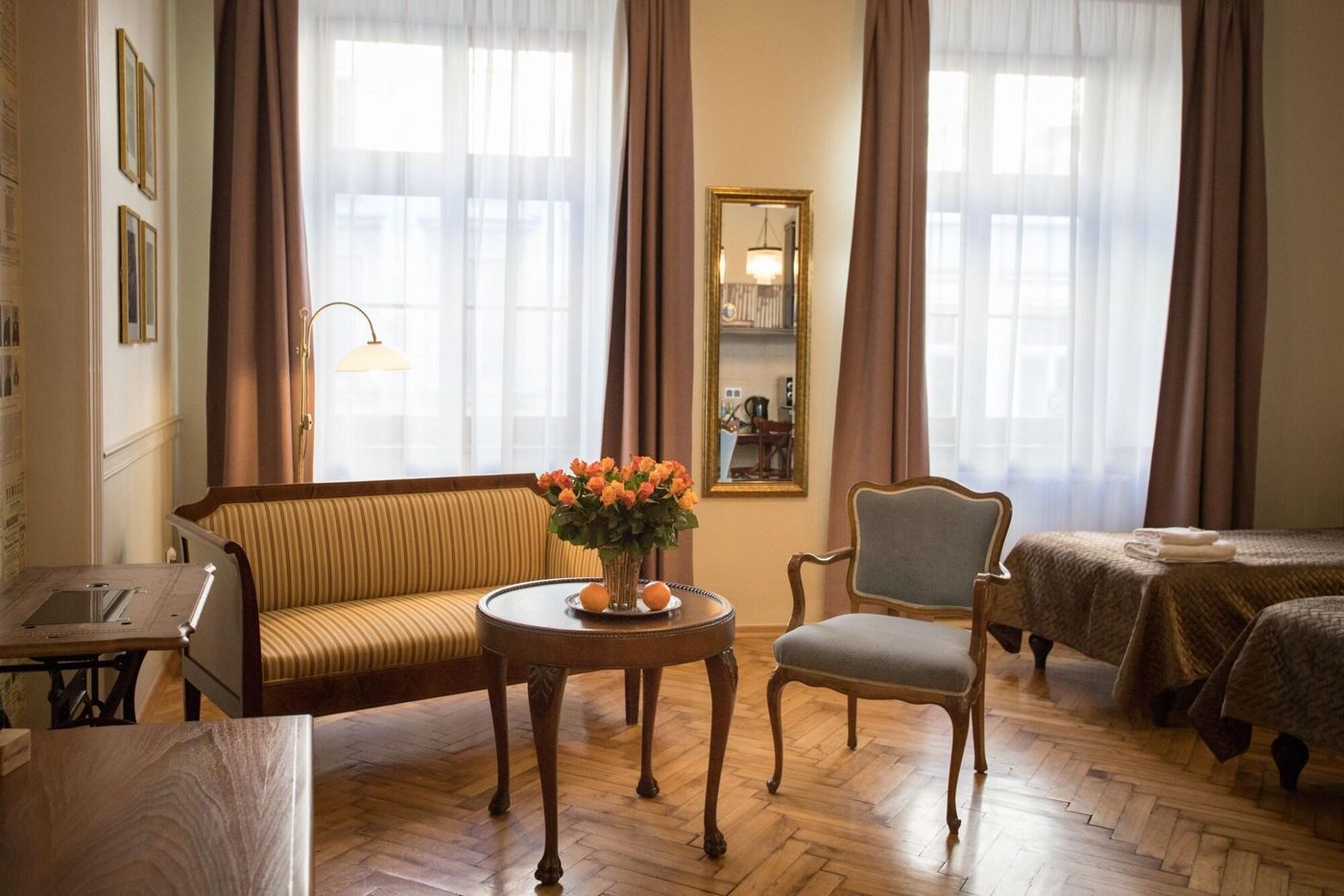 Scharffenberg-Apartments-Main-Square-Room-23