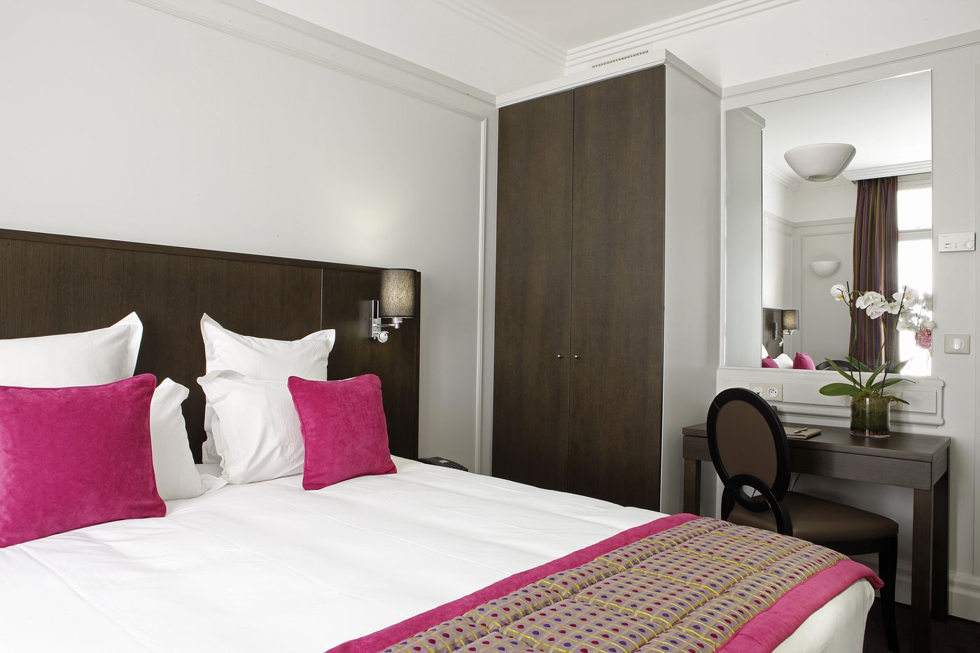 California-Paris-Champs-Elys----es-Room-5