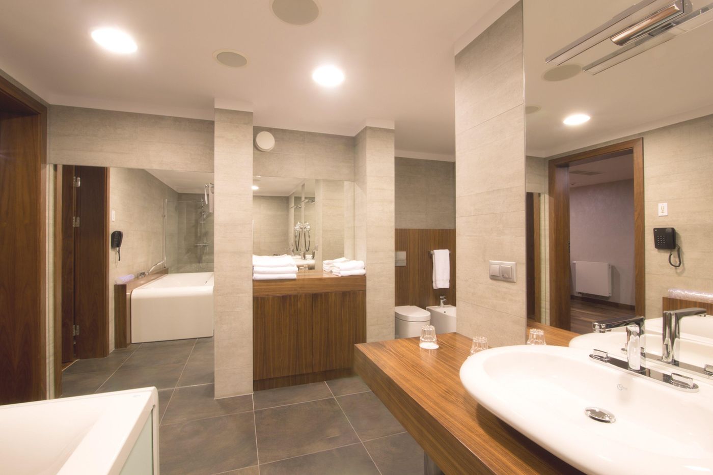 Holiday-Inn-Krakow-City-Centre-Room-34