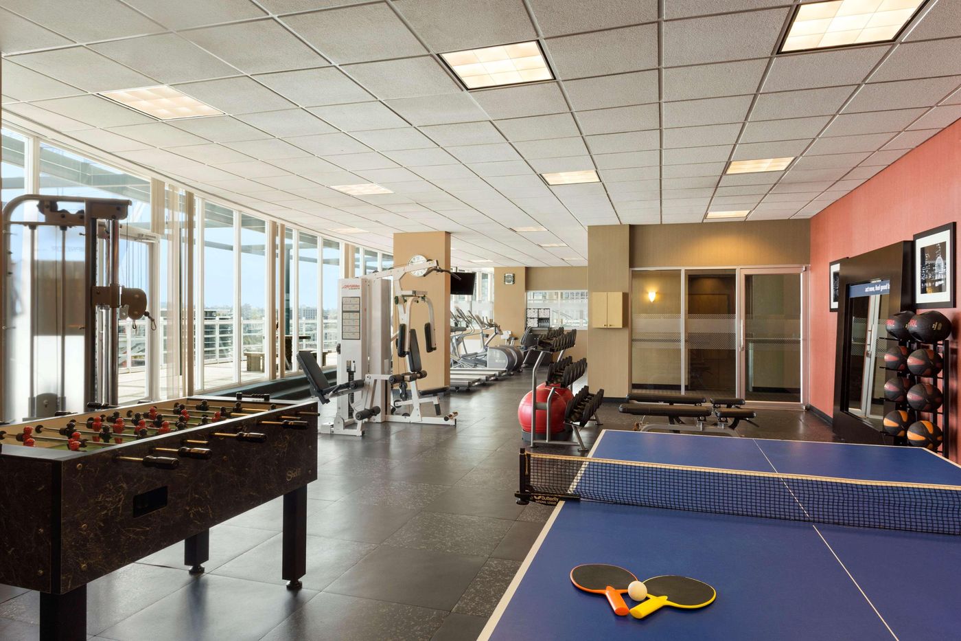 Hampton-Inn---Suites-By-Hilton-Vancouver-Downtown-Sports-and-Entertainment-49