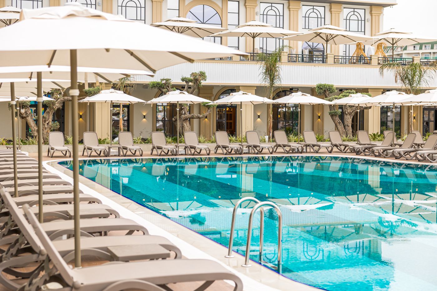 Serenity Queen Hotel 