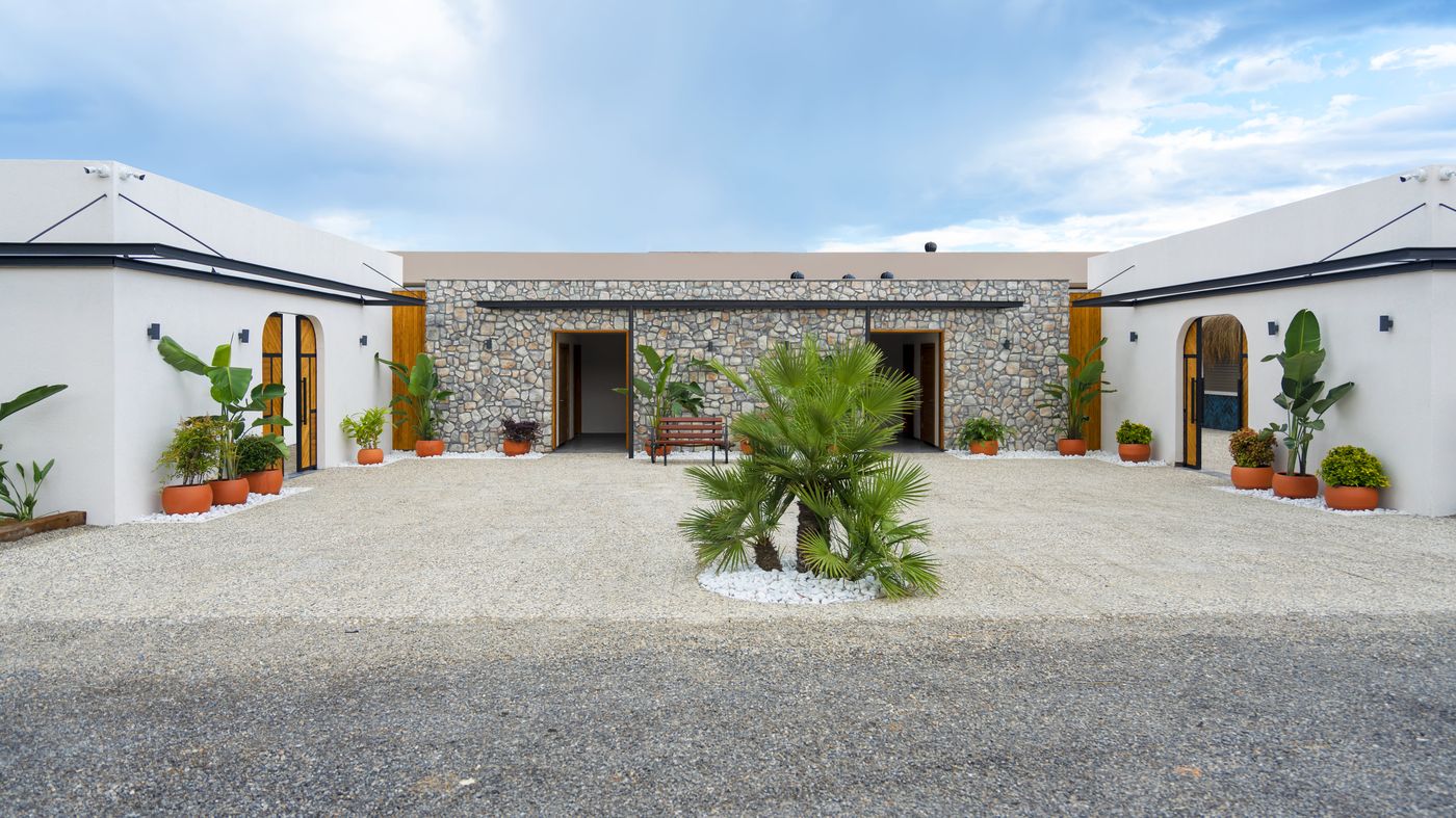 Side-Crown-Sunshine-Beach-13