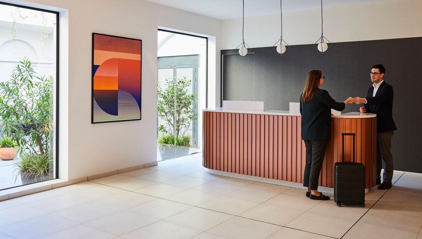 Crowne-Plaza-Paris-Republique-Lobby-14