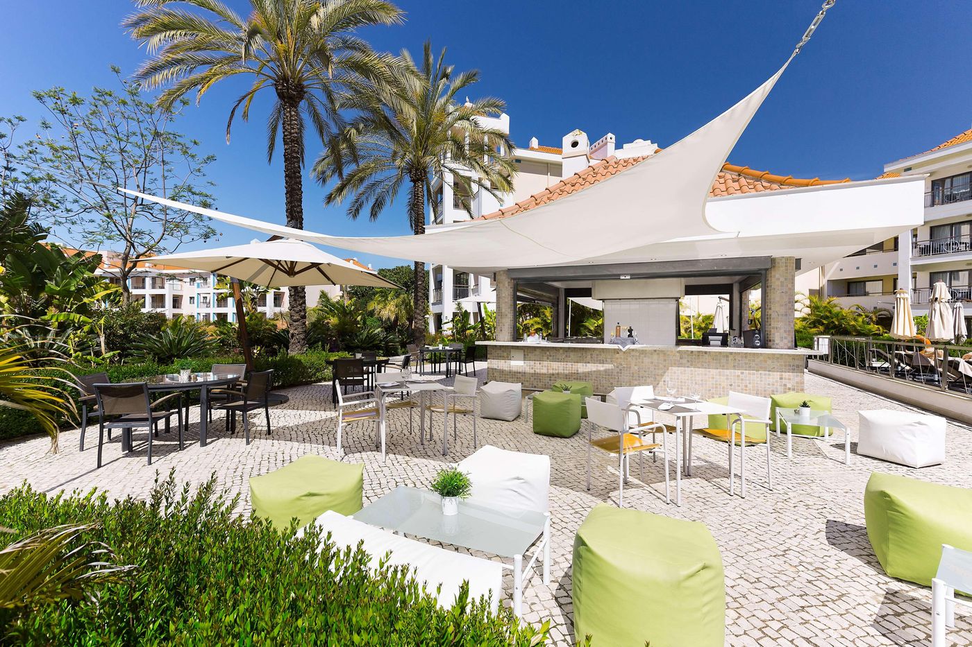Hilton-Vilamoura-As-Cascatas-Golf-Resort---Spa-Bar-12
