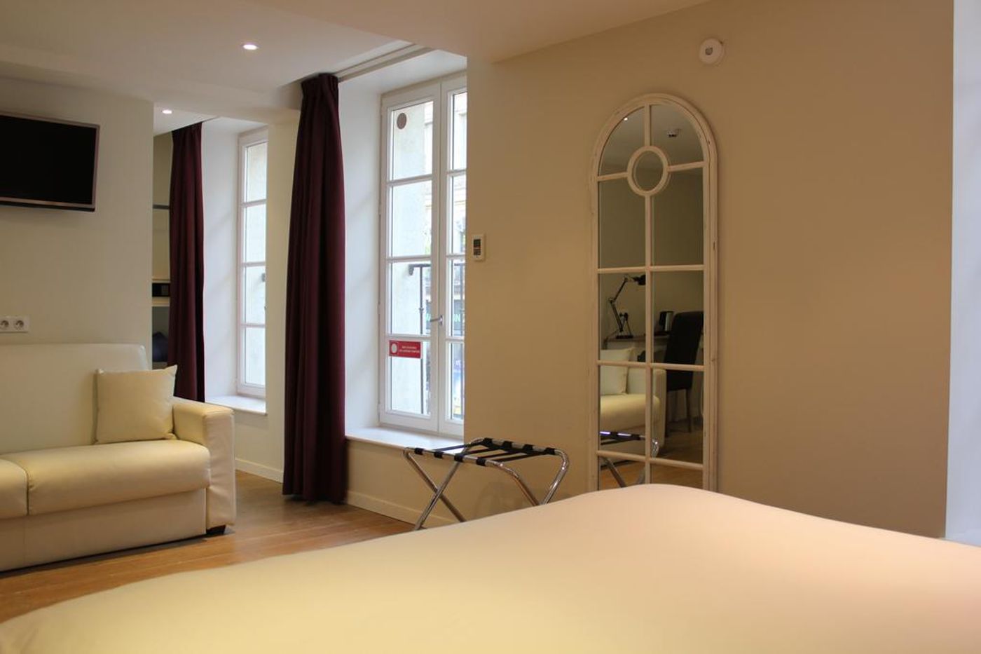 Central-France-AVIGNON-Room-10