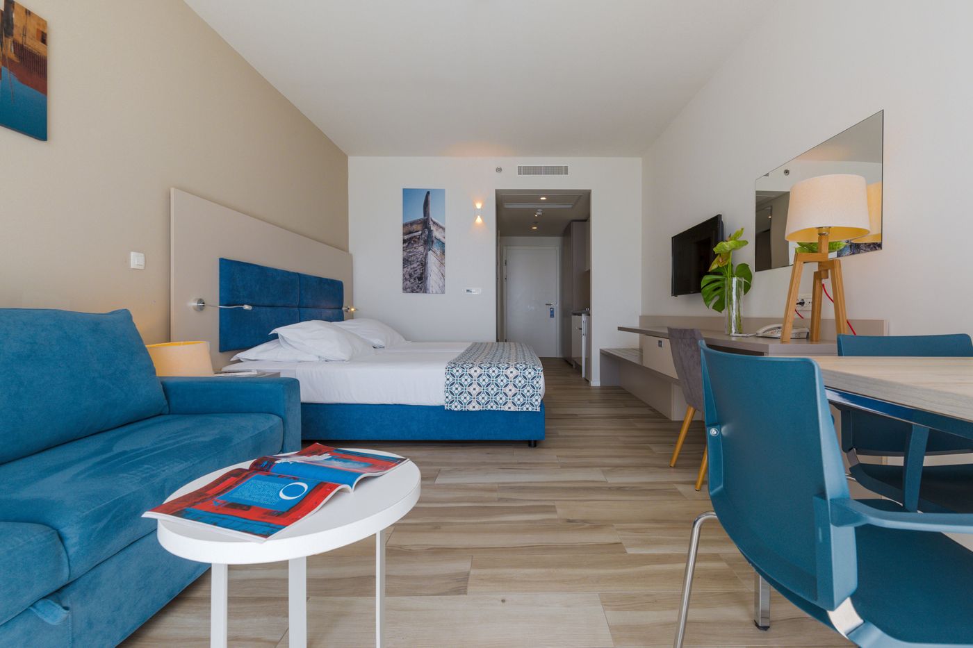 Romana-Beach-Apartments-Room-20