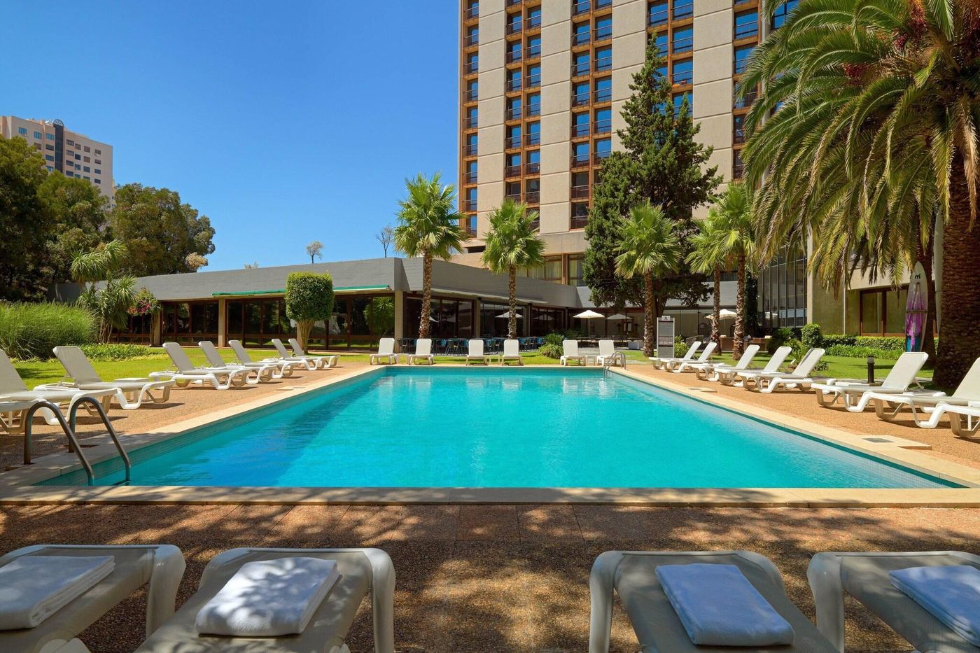 Marriott-Hotel-Lisbon-Pool-76