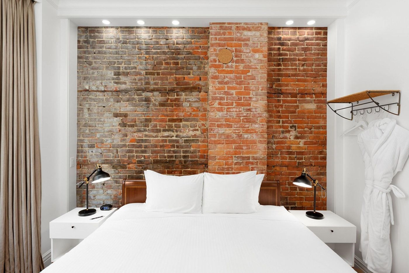 Victorian-Hotel-Vancouver-Room-41