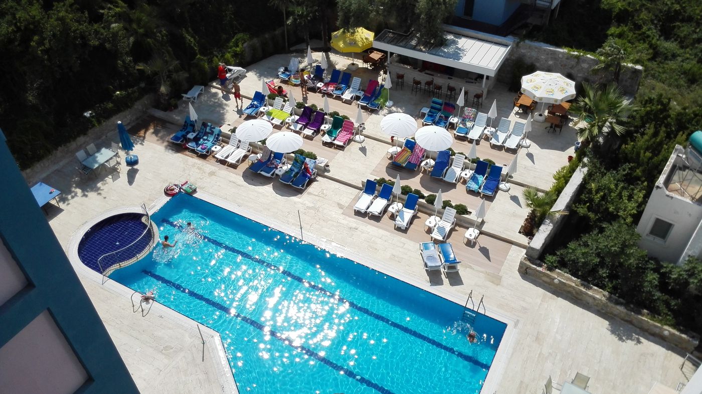 Happy-Apart-Hotel-Pool-3