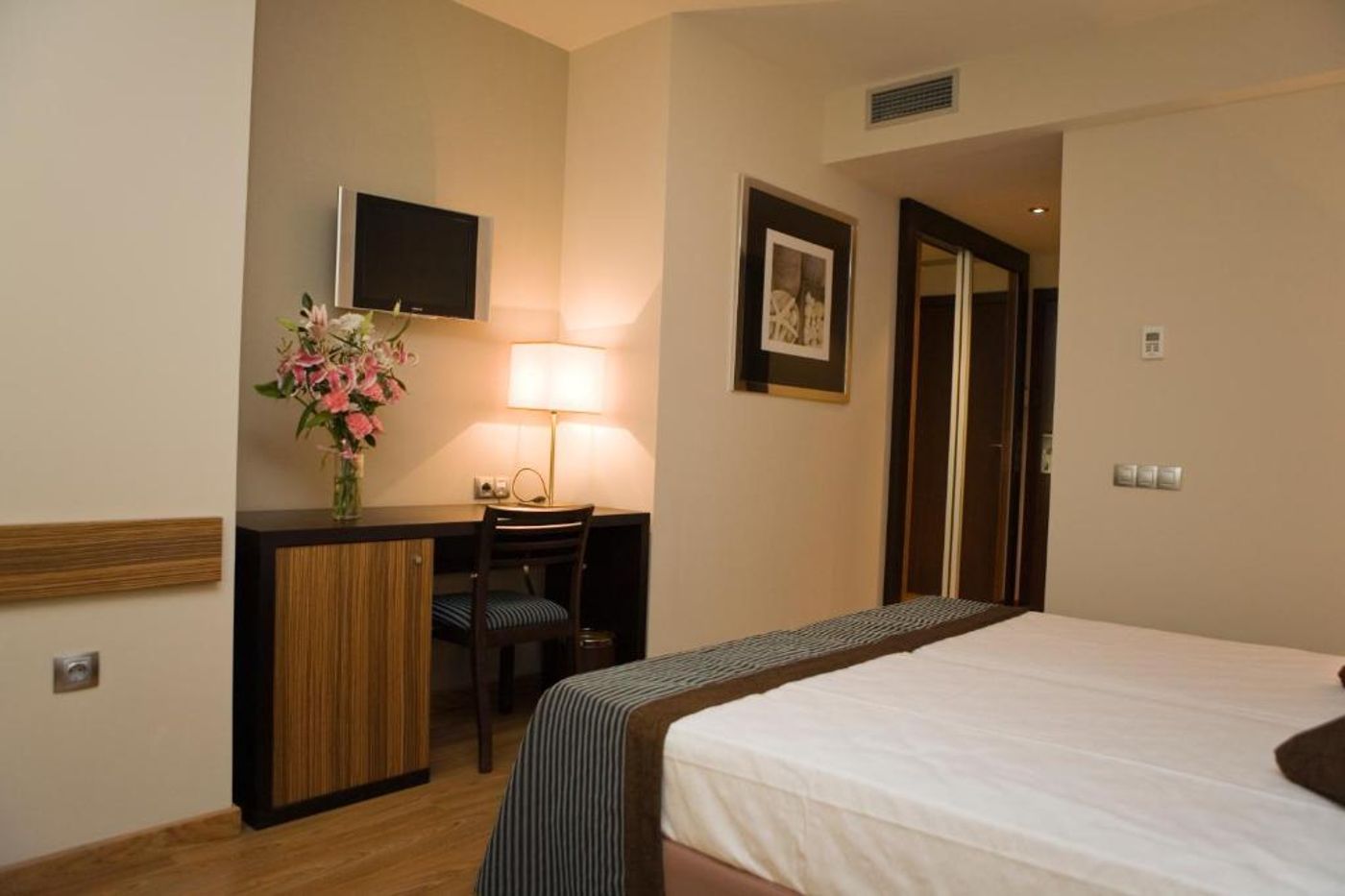 Conilsol-Hotel-y-Aptos-Room-10