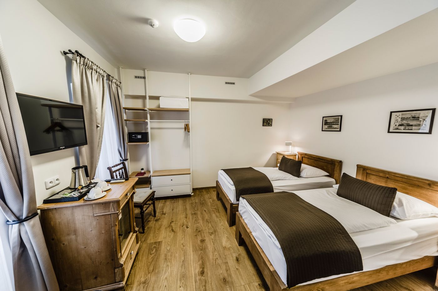 Archibald-at-the-Charles-Bridge-Room-23