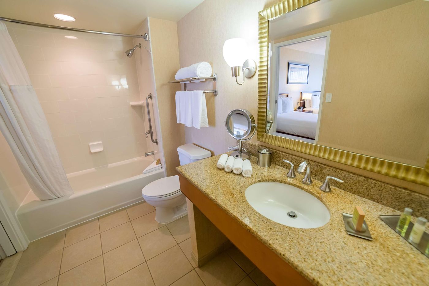 Hilton-Santa-Monica-Hotel---Suites-Room-40