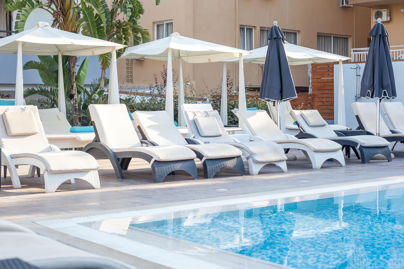 Sunny-Days-Apartments-Bar-16