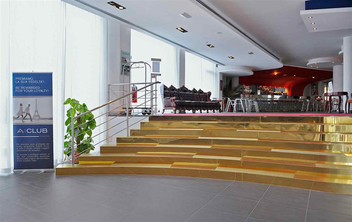 Mercure-Olbia-Bar-40
