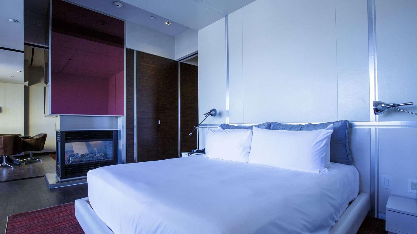 Palms-Place-Hotel-and-Spa-Room-9