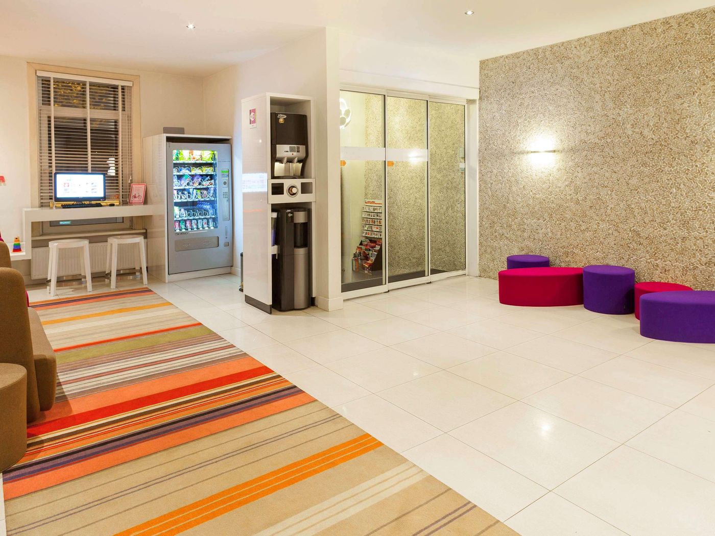 ibis-Styles-Amsterdam-Amstel-Lobby-5
