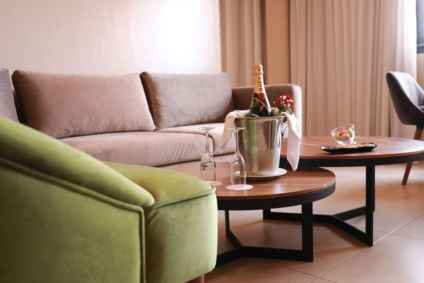 Kenzi-Rose-Garden-Room-28