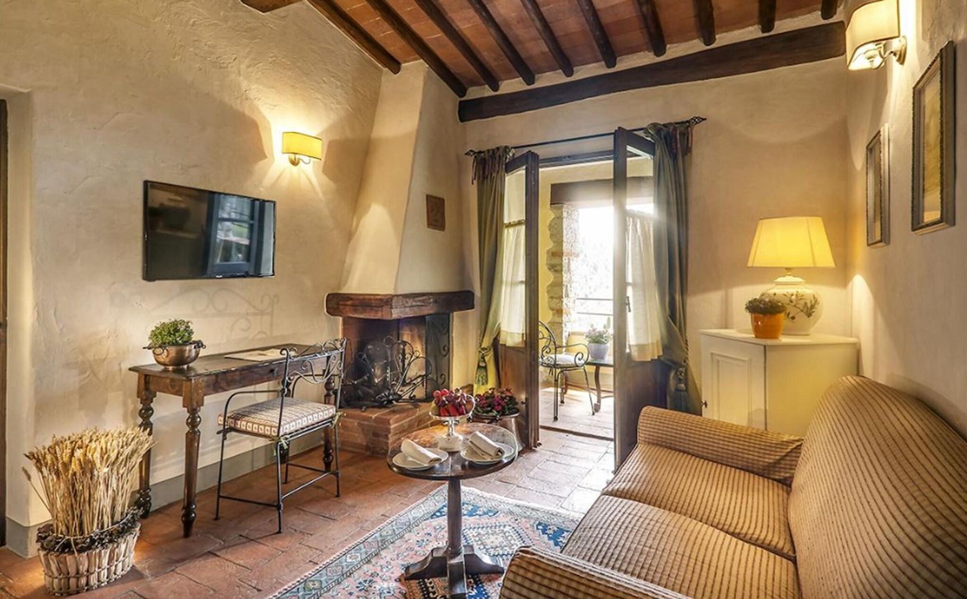 Castello-Di-Spaltenna-Room-9