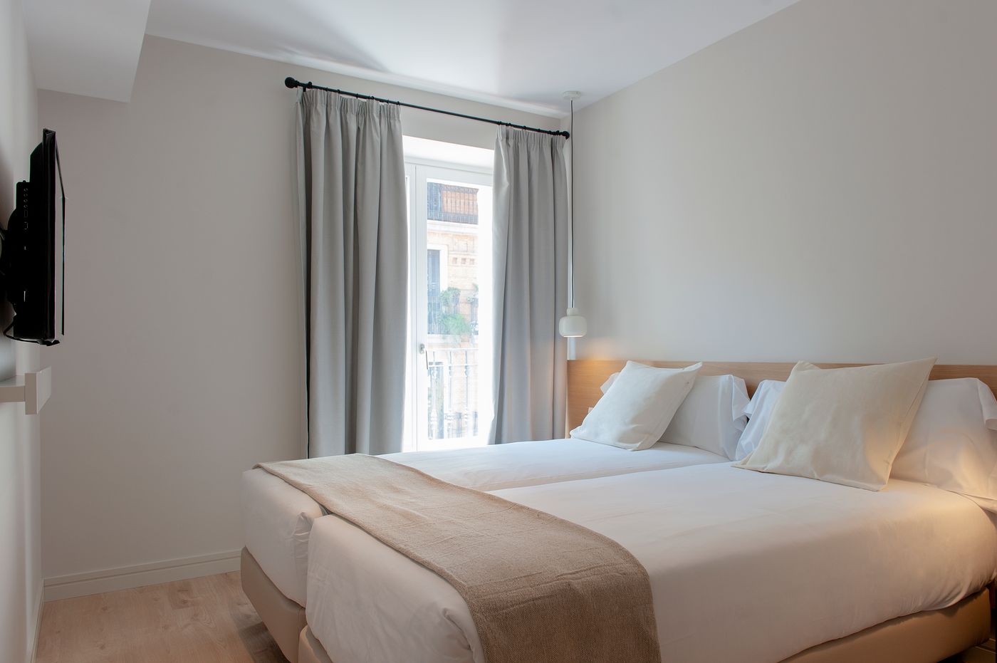 MH-Apartments-Central-Madrid-Room-16