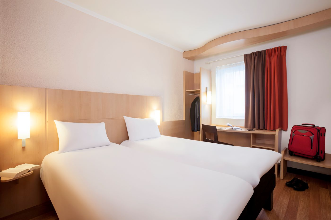 Ibis-Paris-Maine-Montparnasse-14th-Hotel-Room-25