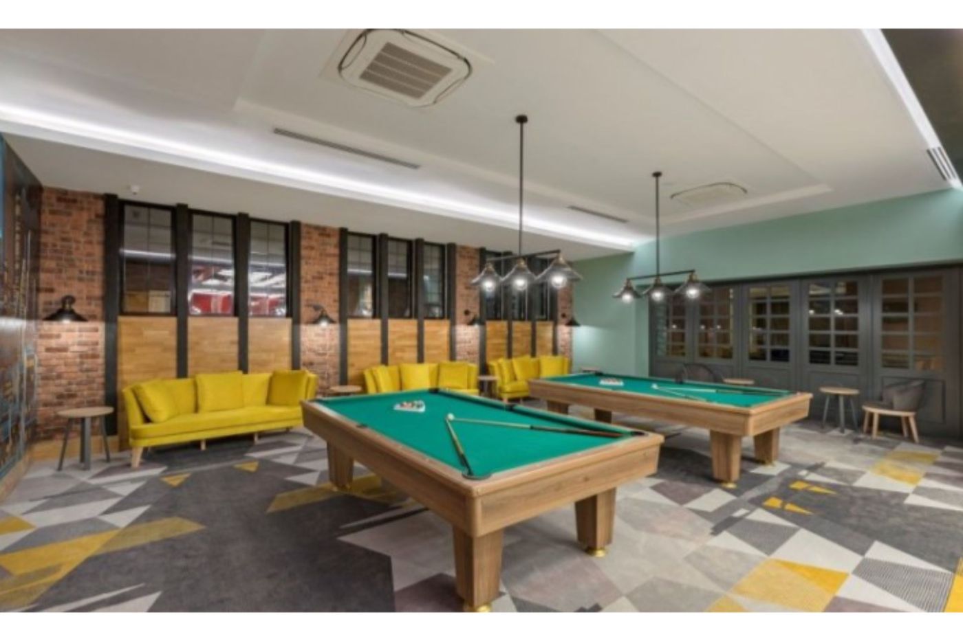 Side-Crown-Sunshine-Sports-and-Entertainment-57