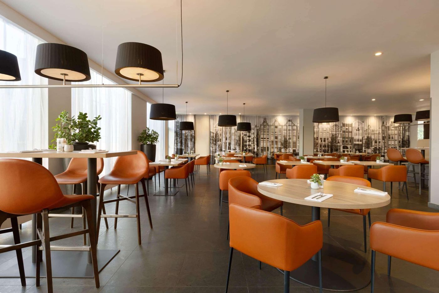 Ramada-by-Wyndham-Amsterdam-Airport-Schiphol-Restaurant-5