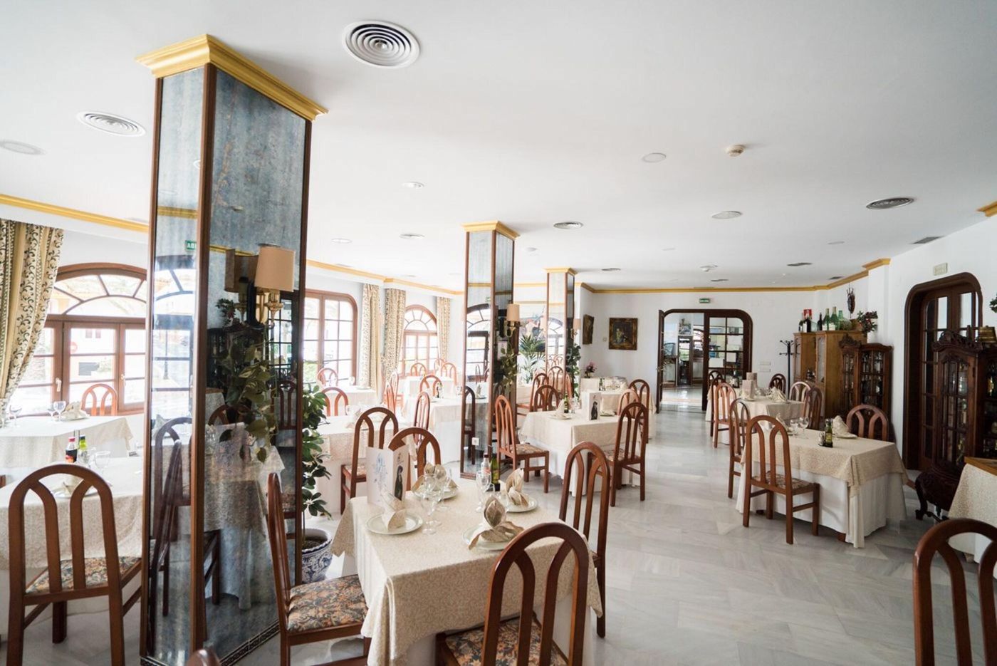 Hotel-Pozo-Del-Duque-Lobby-13