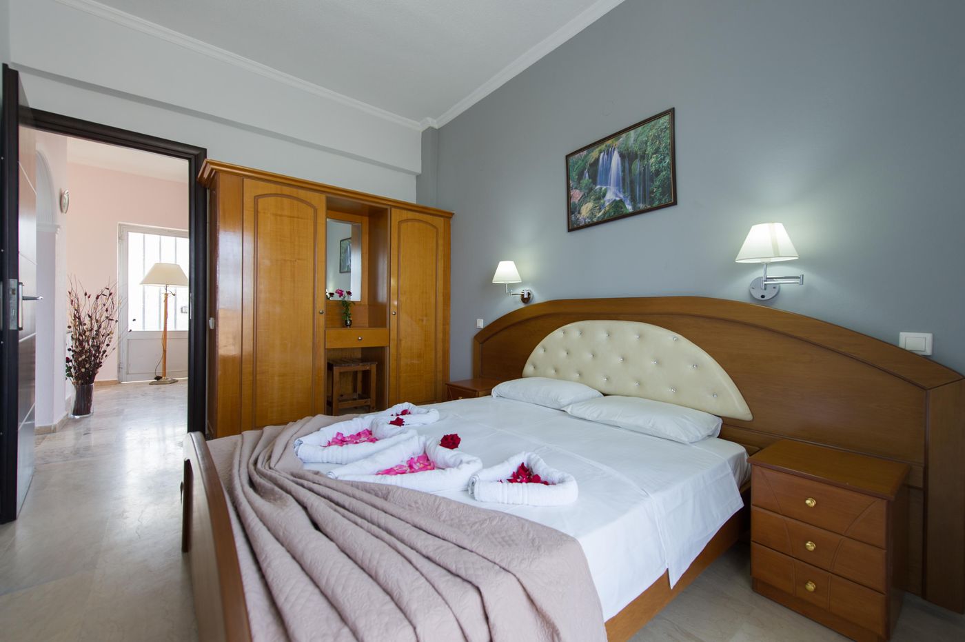 Makis Studios & Apartments