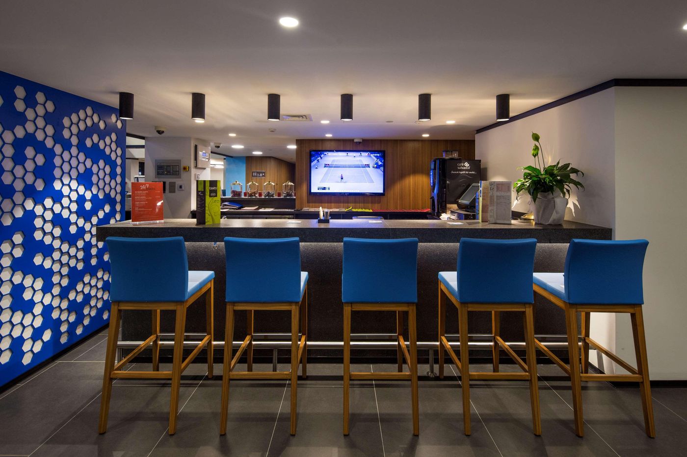 Hampton by Hilton Istanbul Kurtkoy-Turkey-Istanbul-Bar-6