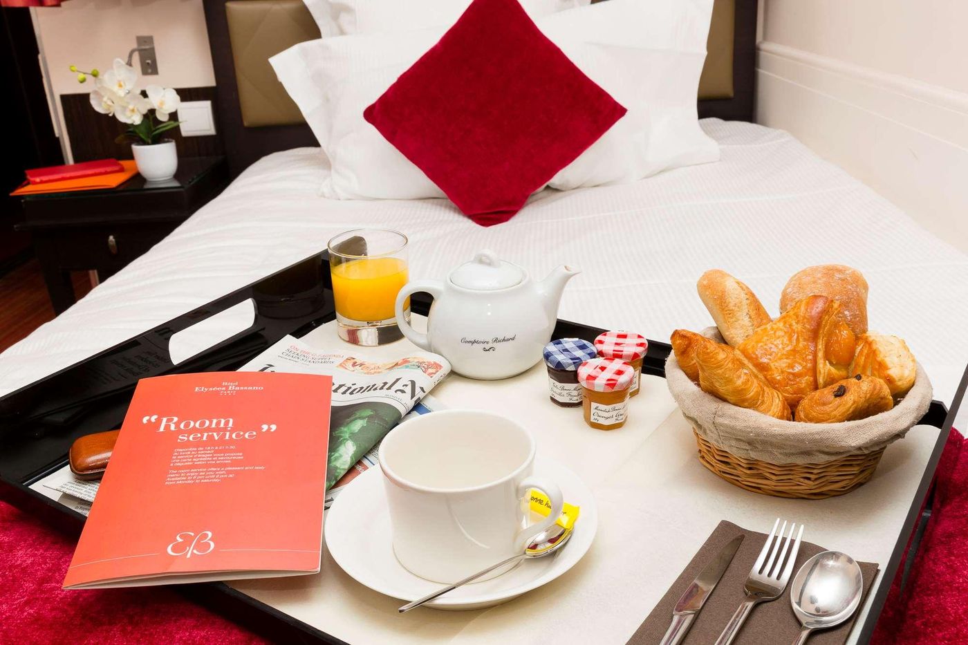 Hotel-Elysees-Bassano-Room-9