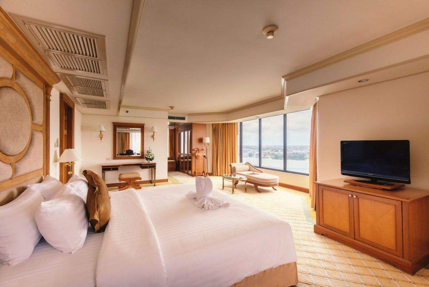 Montien-Riverside-Bangkok-Hotel-Room-21