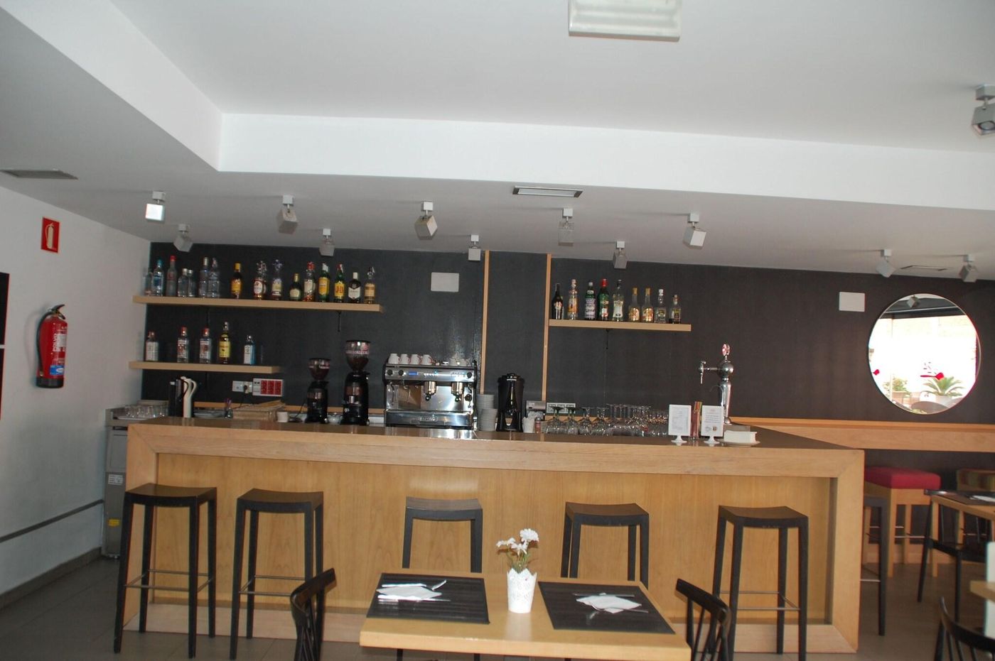 Eco-Alcala-Suites-Bar-15