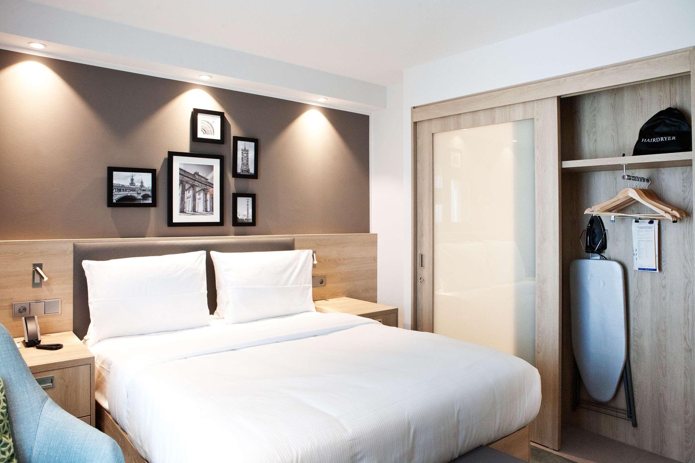 Hampton-by-Hilton-Berlin-City-East-Side-Gallery-Room-17