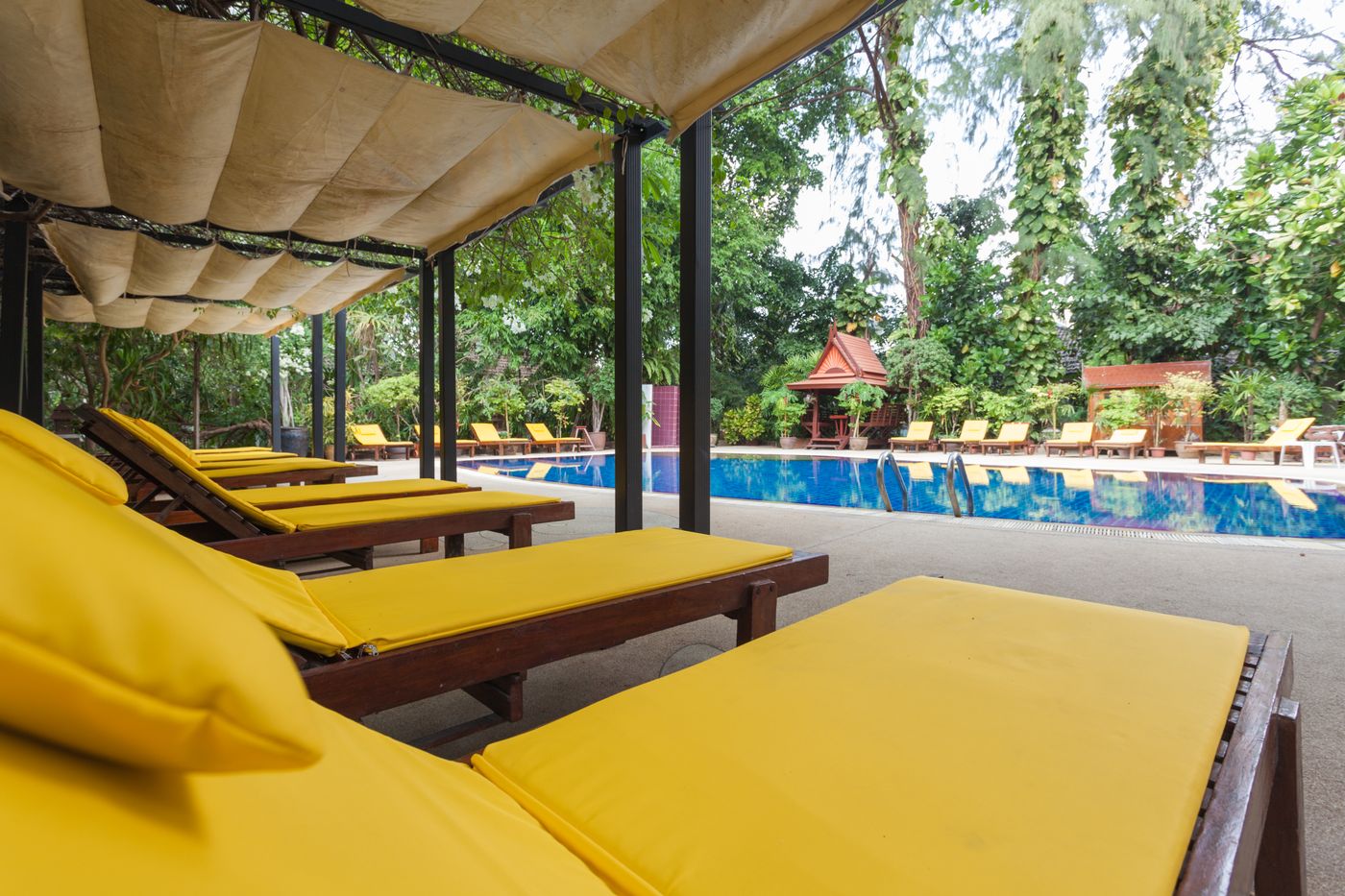 Tropica-Bungalow-Hotel-Pool-9