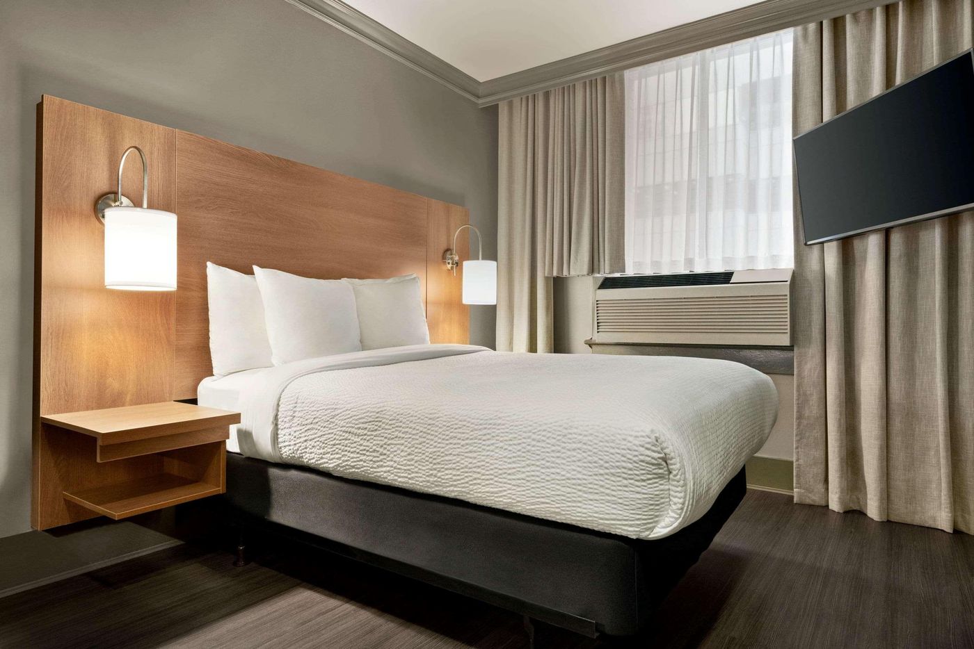 Days-Inn-by-Wyndham-Vancouver-Downtown-Room-18