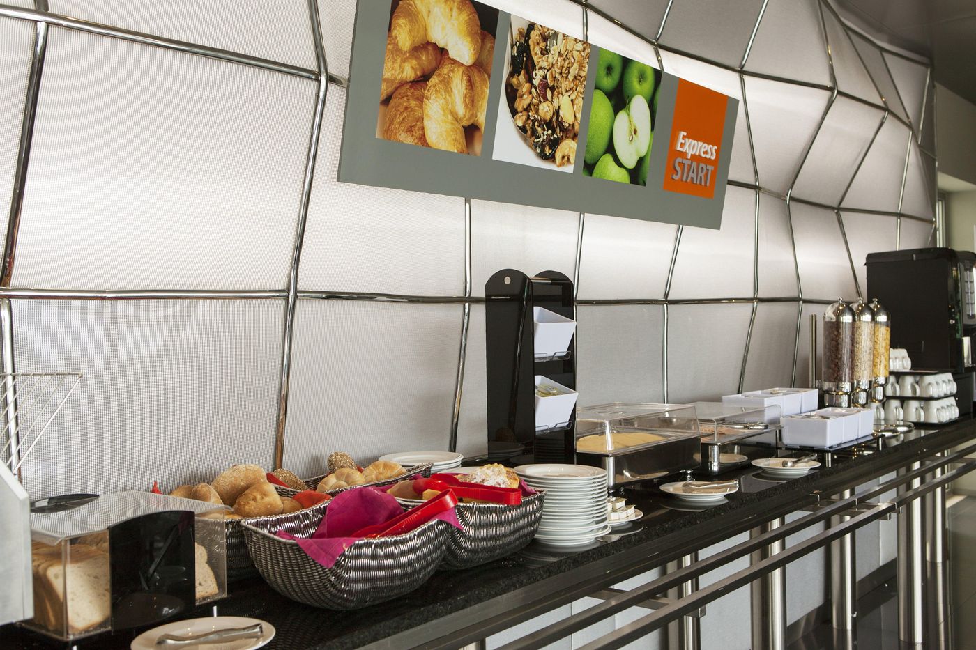 Holiday-Inn-Express-Lisbon-Alfragide-Restaurant-28