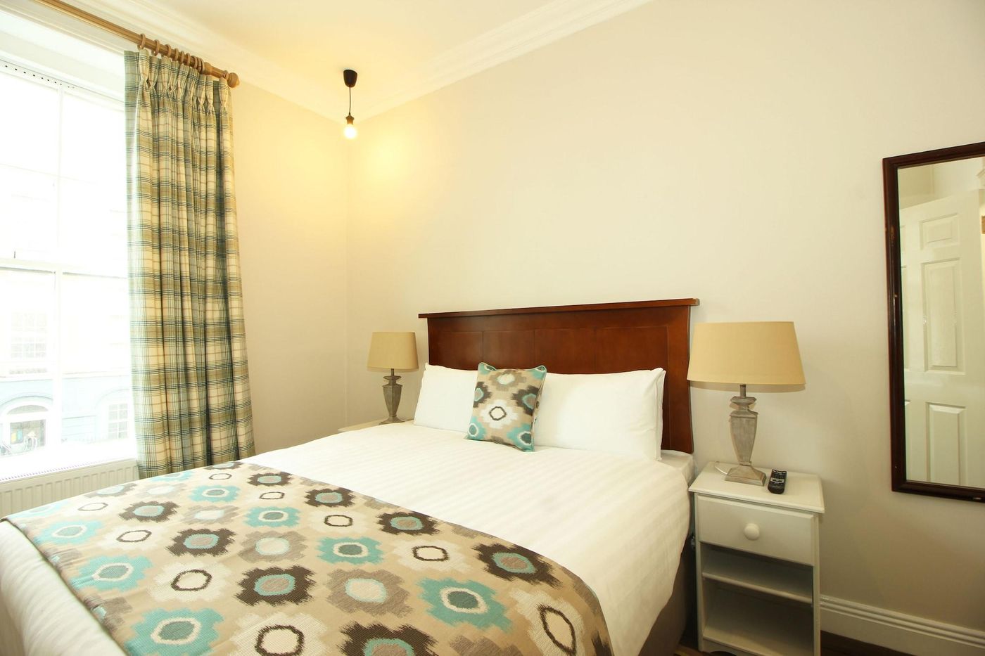 Tom-Dick-and-Harriet-s-Room-16