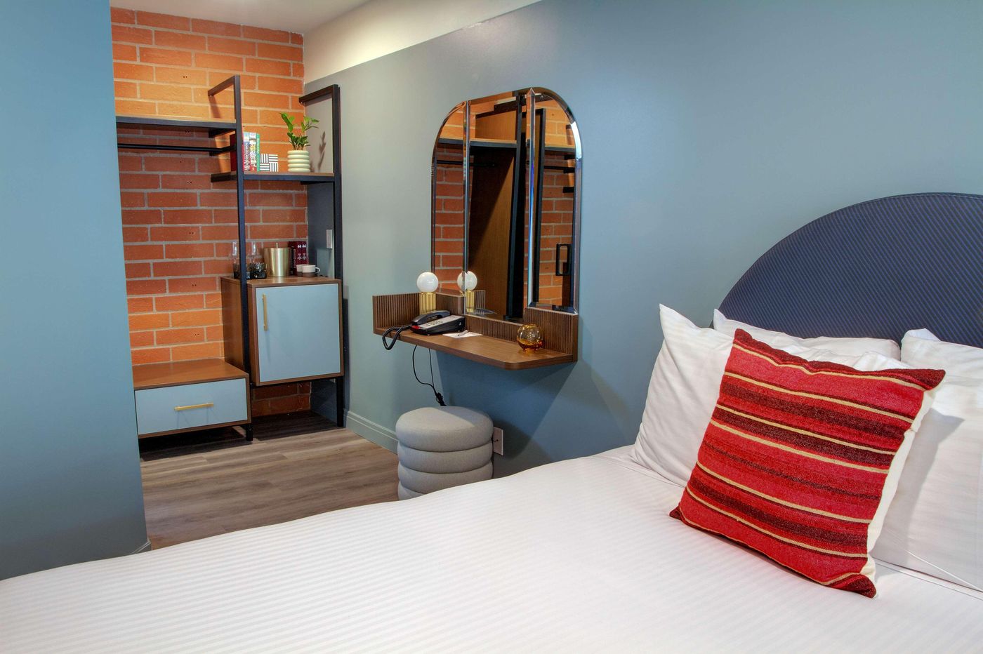 Best-Western-Plus-Hollywood-Hills-Room-11