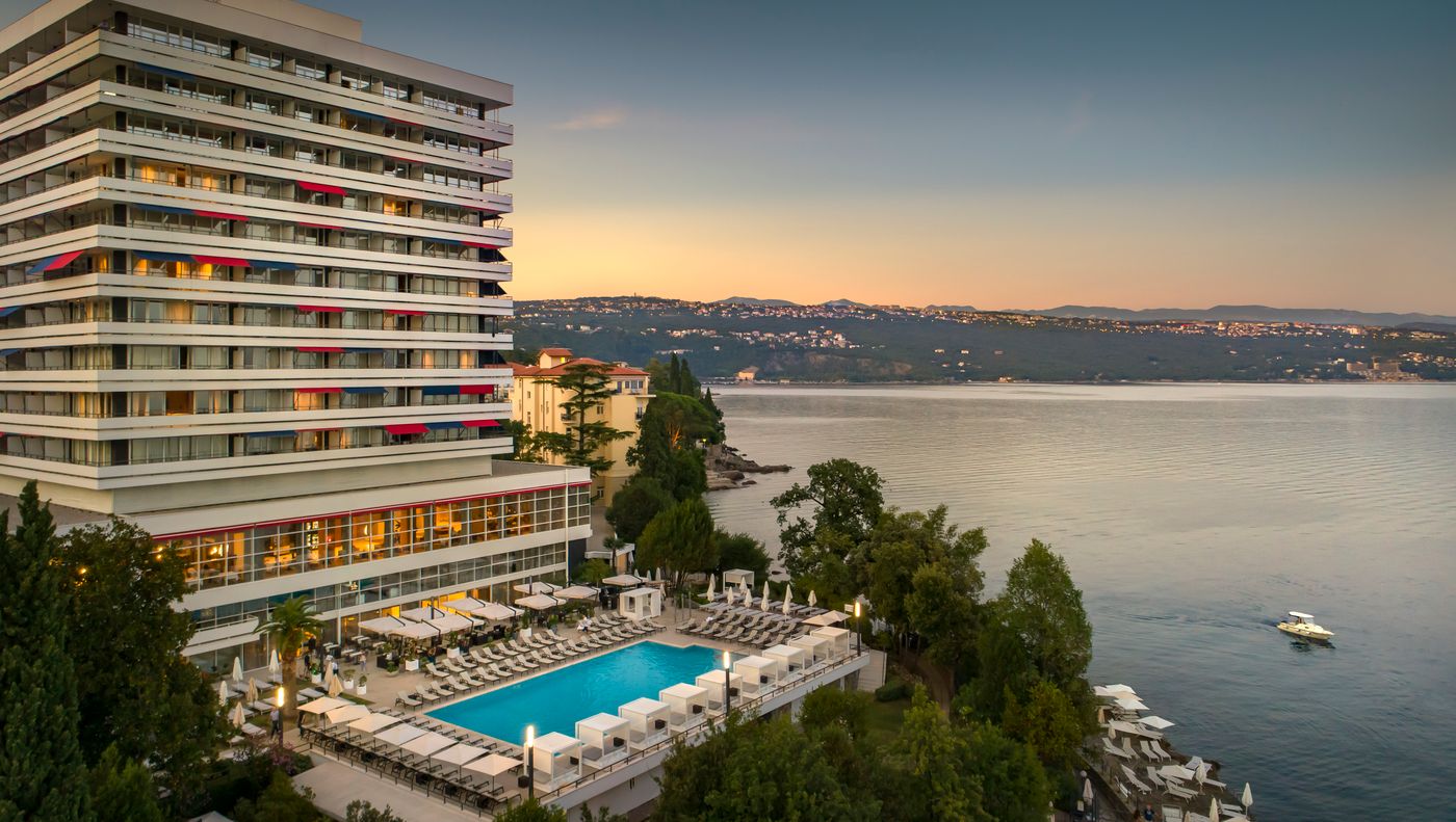 Remisens-Premium-Hotel-Ambasador-Pool-10