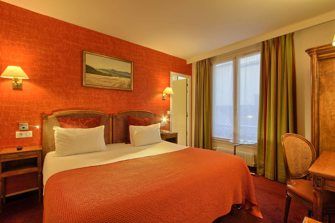 Best-Western-Tour-Eiffel-Invalides-Room-9