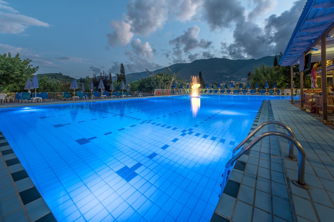 Koukounaria Hotel & Suites