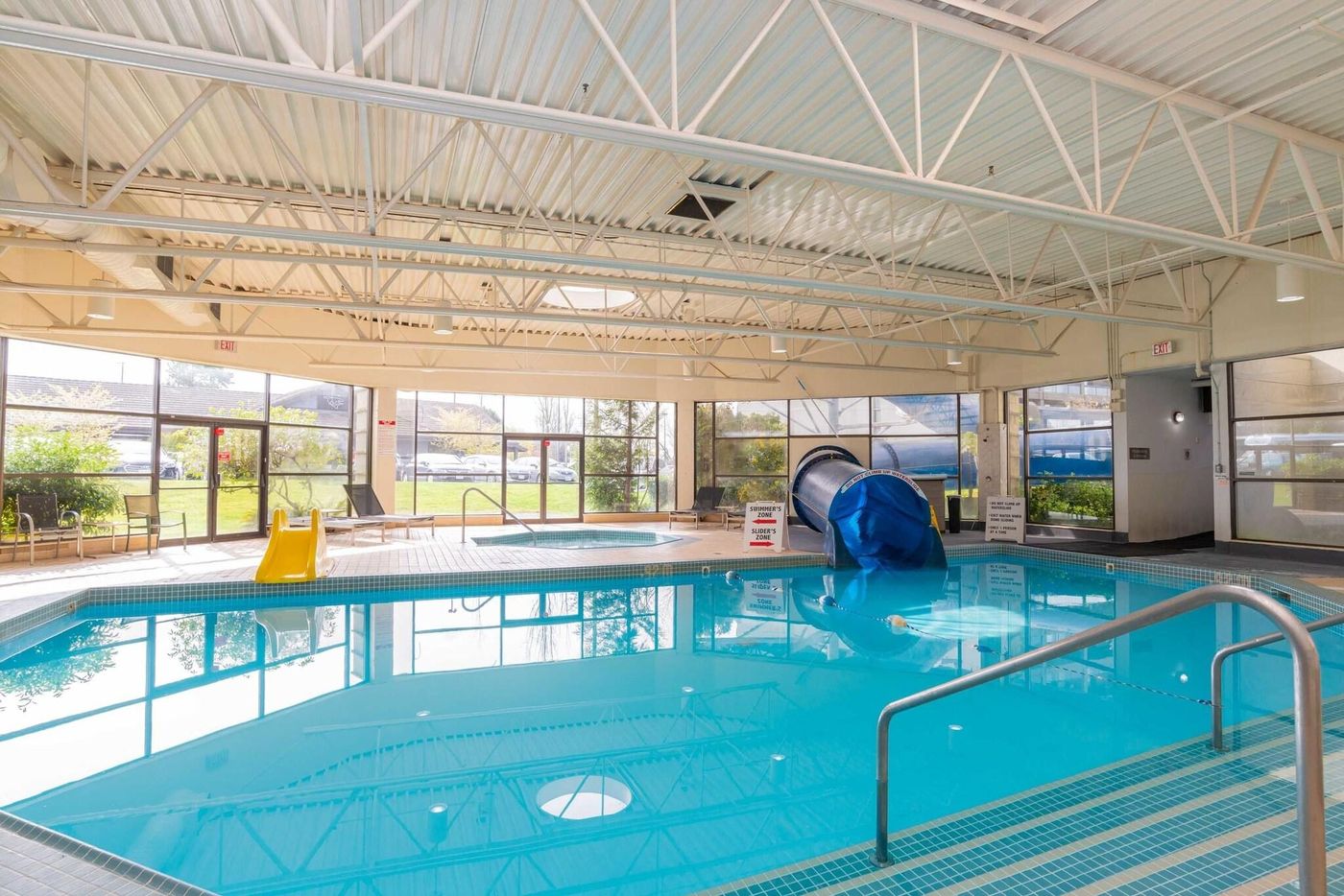 Sandman-Signature-Hotel---Resort-Vancouver-Airport-Pool-35