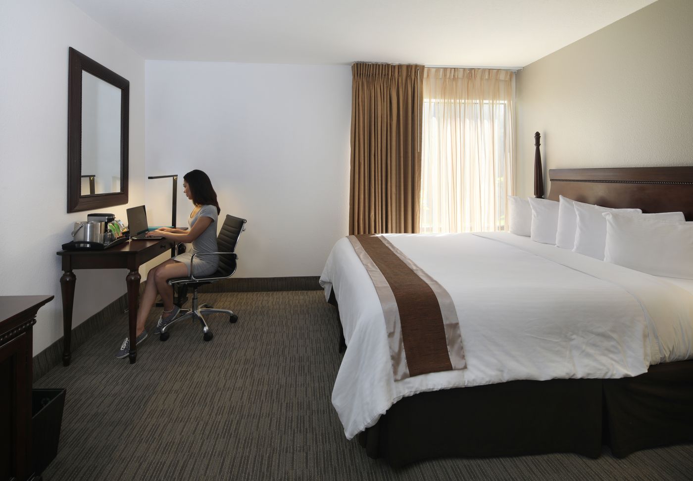 The-Anaheim-Hotel-Room-8