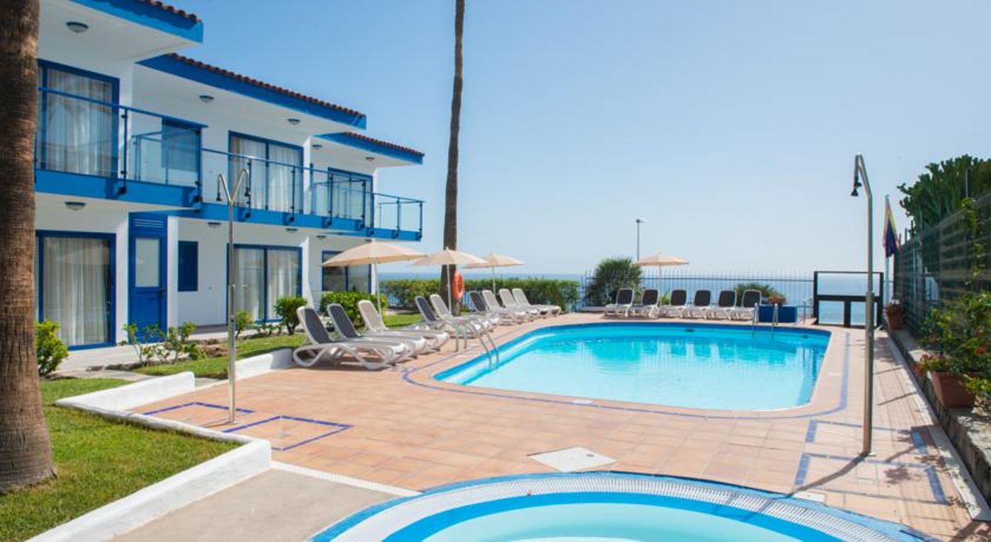 Los Caribes Apartments